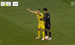 Ronaldo nổi giận, không cho thủ môn phát bóng sau khi bị VAR tước bàn thắng