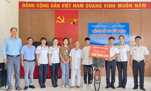 Lữ đoàn 170 Hải quân đồng hành cùng ngư dân 