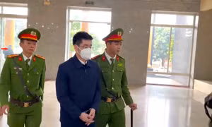 Bị cáo Hoàng Văn Hưng rưng rưng nước mắt nhận tội, xin ‘chấp nhận mọi phán quyết của tòa'