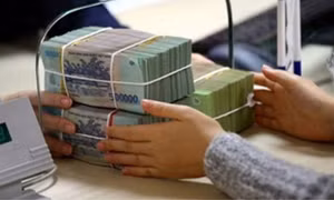 Nhờ người thân đi lấy tiền tại ngân hàng có được không?