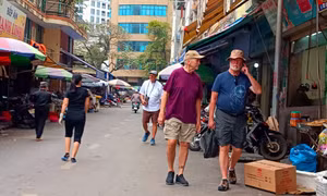 Để hút khách du lịch tàu biển
