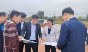 Đại biểu Quốc hội Đỗ Thị Lan kiểm tra tiến độ xây dựng Trường Tiểu học Đông Ngũ 1, huyện Tiên Yên