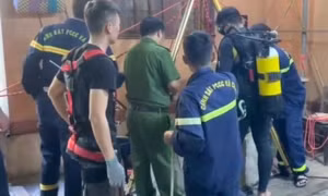 Hàng chục chiến sỹ trục vớt thi thể người đàn ông từ giếng sâu