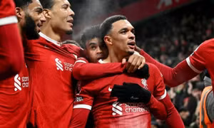 Liverpool thắng kịch tính trước Fulham