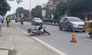 Cán bộ CSGT bị nam thanh niên lao xe máy vào người khi kiểm tra nồng độ cồn