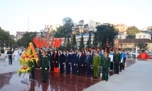 Đoàn đại biểu TP Hạ Long dâng hương tại Đài tưởng niệm các Anh hùng liệt sĩ và Tượng đài đồng chí Vũ Văn Hiếu