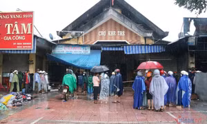 Lửa thiêu rụi tài sản tiền tỷ, nước mắt tiểu thương quện chảy trong mưa