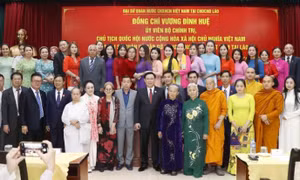 Chủ tịch Quốc hội Vương Đình Huệ gặp cộng đồng người Việt tại Lào