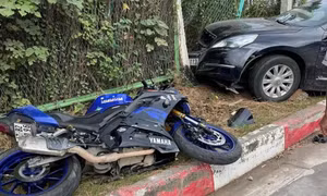 Va chạm trên đường gom đại lộ Thăng Long, cô gái lái mô tô phân khối lớn bị thương nặng