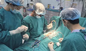 Phẫu thuật cắt ‘đuôi’ bất thường dài 14cm cho bé 4 tháng tuổi ở Thanh Hóa