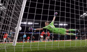 Cột dọc hai lần cứu thua Arsenal ở lượt cuối Champions League