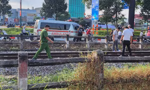 Người đàn ông lao ra trước mũi tàu hỏa ở TP Thủ Đức