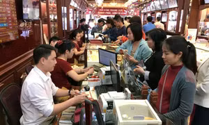 Giá vàng SJC nhanh chóng ‘hạ nhiệt,’ tuột khỏi mốc 77 triệu đồng mỗi lượng