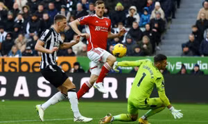 Newcastle thua ngược vì một hat-trick