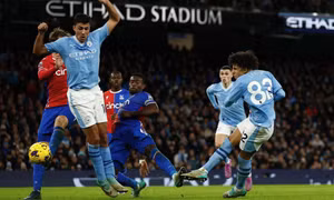 Man City đánh rơi chiến thắng ở phút bù giờ