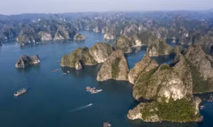 Báo quốc tế ca ngợi Vịnh Lan Hạ là một trong những điểm đến có cảnh biển đẹp nhất Trái đất