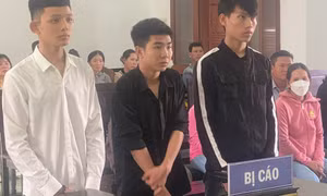 Cùng đi xem đánh nhau, 4 thanh niên lao vào hỗn chiến