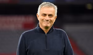 Hành động thú vị của HLV Mourinho trong trận đấu có tới 3 thẻ đỏ