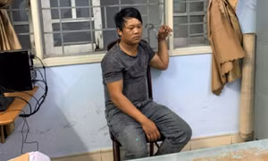 Mâu thuẫn trên bàn nhậu, thanh niên dùng kéo đâm chết bạn
