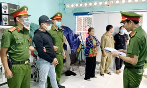 Ép con nợ ký giấy bán nhà rồi phá cửa chiếm giữ