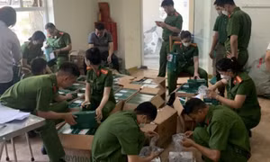 Biến khóa trôi nổi thành hàng hiệu rồi lên mạng bán