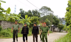 Người có uy tín góp sức giữ gìn an ninh trật tự