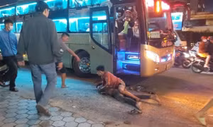 Tài xế xe khách bị đâm sau mâu thuẫn trên đường