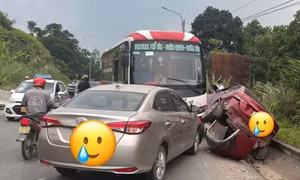 Kinh hoàng khoảnh khắc xe khách vượt ẩu gây tai nạn liên hoàn nghiêm trọng