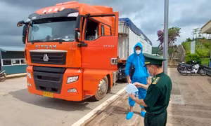 Hơn 2.300 tấn hàng hóa XNK qua Lối mở cầu phao tạm Km3+4 Hải Yên