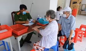 Xác minh việc cán bộ công an nhận 'làm nhanh' căn cước công dân