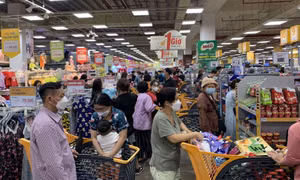 Người tiêu dùng xoay xở với 'bão giá' hàng hóa thiết yếu