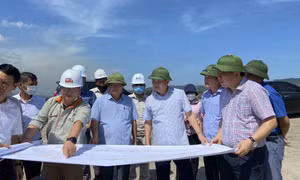 Phó Bí thư Thường trực Tỉnh ủy Ngô Hoàng Ngân kiểm tra tiến độ thi công cầu Cửa Lục 3