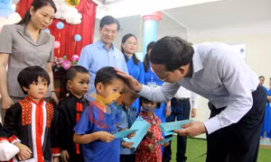Đồng chí Bí thư Tỉnh ủy thăm, tặng quà thiếu nhi tại huyện Bình Liêu