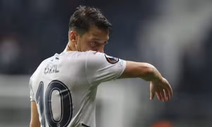 Ozil đoạn tuyệt với Fenerbahce
