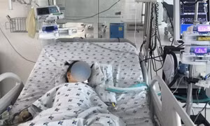 Bé gái 2 tuổi bị dây ba lô siết cổ ở nhà trẻ