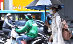 Vùng áp thấp tại Biển Đông mạnh dần lên, Bắc Bộ vẫn nắng gay gắt
