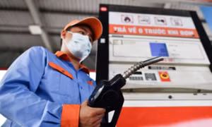 Giá xăng tiếp tục lập kỷ lục mới, vượt 31.500 đồng/lít