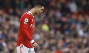 Man Utd ngăn Ronaldo ra đi