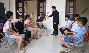 Trao truyền giá trị văn hoá dân gian cho lớp trẻ
