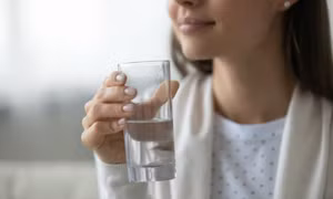 Vì sao nên uống một cốc nước trước khi đi ngủ?