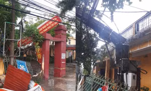 Thái Bình xuất hiện ‘vòi rồng đen’ cực mạnh, thổi bay hàng loạt công trình
