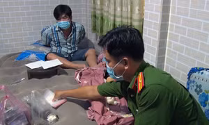 Bắt gã đàn ông ở miền Tây thủ súng và 40 viên đạn