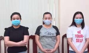 Nhóm ‘nữ quái’ lập phòng công chứng giả để lừa bán đất
