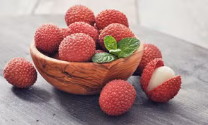 Cảnh báo trẻ hóc quả vải mùa hè