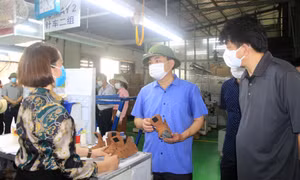 Phó Bí thư Thường trực Tỉnh ủy kiểm tra công tác phòng, chống dịch tại Công ty TNHH Giày dép Bách Năng Quảng Ninh