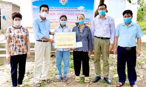 Trao hỗ trợ 36 triệu đồng cho học sinh mồ côi
