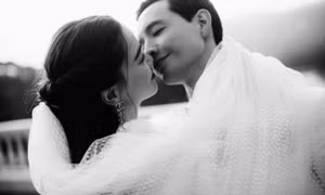 Hồ Ngọc Hà khoe ảnh cưới hạnh phúc với Kim Lý: "Anh đã cho em bình yên"
