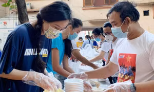 Mai Phương Thúy làm tình nguyện viên chống dịch