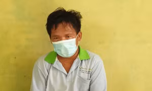Bé gái đang đạp xe bất ngờ bị gã bán vé số quật xuống vệ đường để hiếp dâm