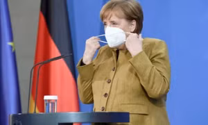 Thủ tướng Đức Angela Merkel tiêm hai loại vaccine COVID-19 khác nhau